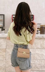 Women’s Chain Crossbody – Small Square Handbag